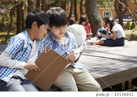 林間学校 写生する小学生 林間学校 写生する小学生 32526931