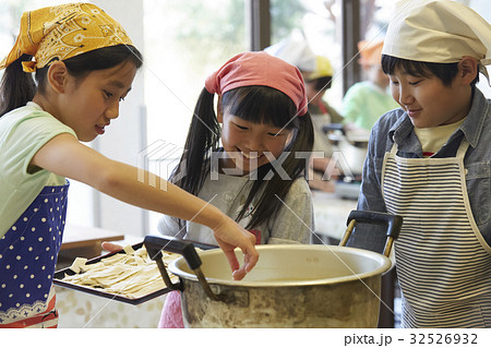 林間学校 料理する小学生 林間学校 料理する小学生 32526932