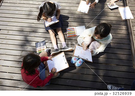 林間学校 写生する小学生 林間学校 写生する小学生 32526939