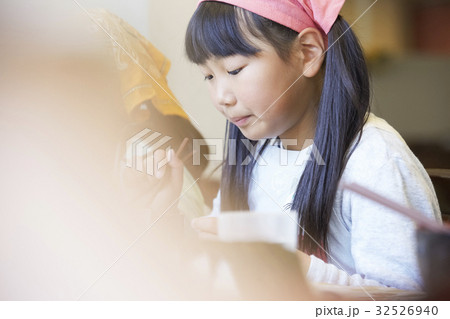 林間学校 食事する小学生 林間学校 食事する小学生 32526940
