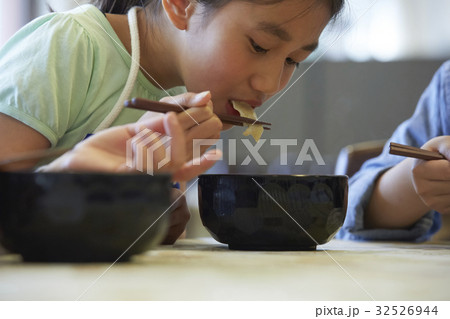 林間学校　食事する小学生 32526944