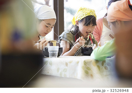 林間学校 食事する小学生 林間学校 食事する小学生 32526948