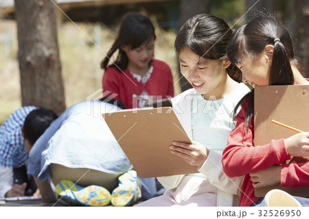 林間学校 写生する小学生 林間学校 写生する小学生 32526950