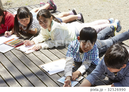 林間学校 写生する小学生 林間学校 写生する小学生 32526990