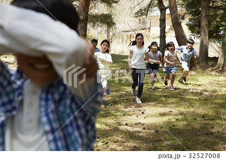 林間学校　遊んでいる小学生 32527008