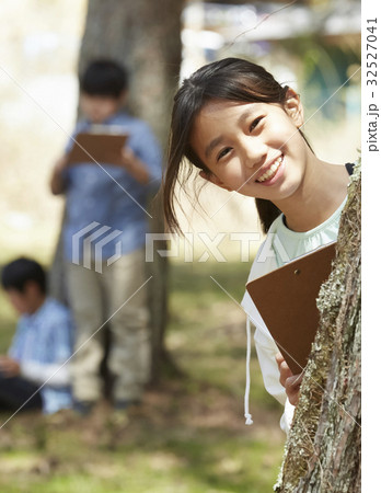 林間学校 写生する小学生 林間学校 写生する小学生 32527041