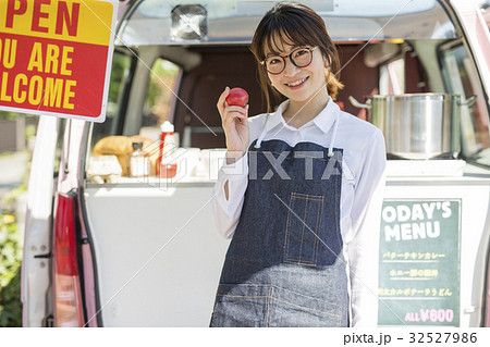 キッチンカーを開業する女性 キッチンカーを開業する女性 32527986