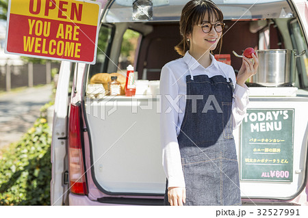 キッチンカーを開業する女性 32527991