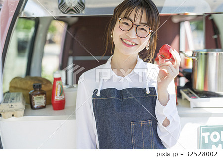 キッチンカーを開業する女性 キッチンカーを開業する女性 32528002