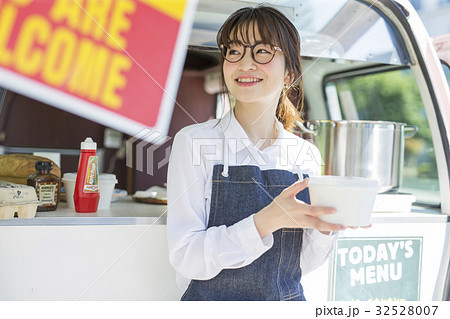 キッチンカー 働く女性 キッチンカー 働く女性 32528007
