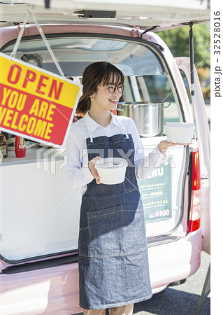 キッチンカー　働く女性 32528016