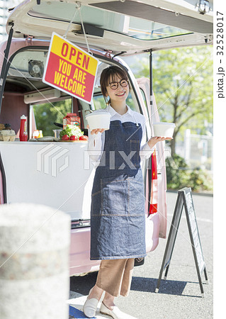 キッチンカー　働く女性 32528017