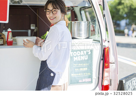 キッチンカー 働く女性 キッチンカー 働く女性 32528025