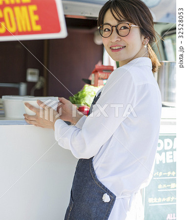 キッチンカー　働く女性 32528053