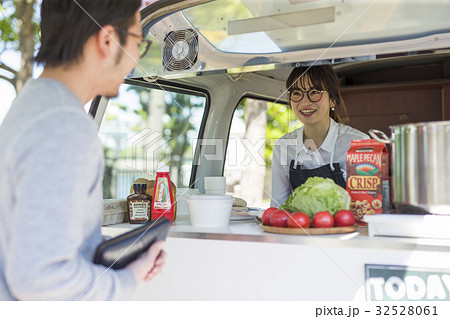 キッチンカー　ランチ　接客する女性 32528061