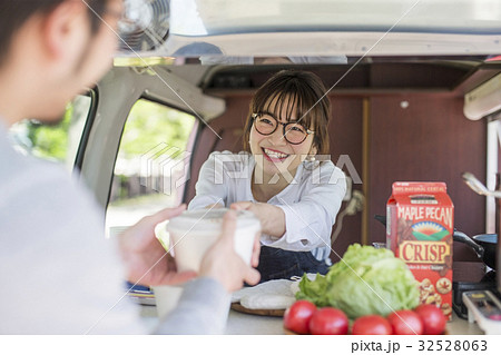 キッチンカー ランチ 接客する女性 キッチンカー ランチ 接客する女性 32528063