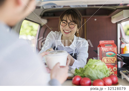 キッチンカー ランチ 接客する女性 キッチンカー ランチ 接客する女性 32528079