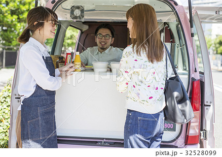キッチンカー ランチを注文する女性 キッチンカー ランチを注文する女性 32528099