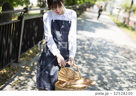パンを仕入れる女性 32528230