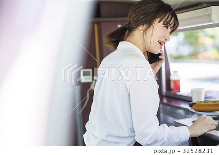 キッチンカー　働く女性　スマホ 32528231