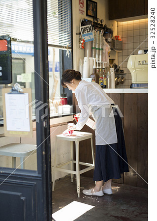 カフェ 開店準備をする女性の写真素材