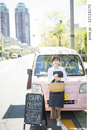 キッチンカーを開店する女性　ポートレート 32528270