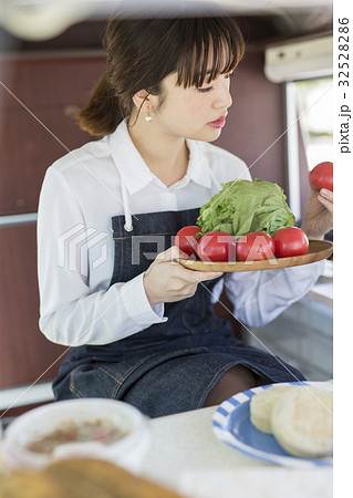 キッチンカー　調理をする女性 32528286