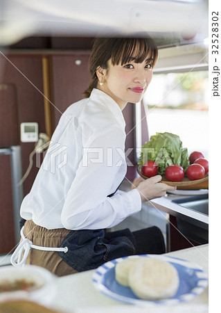 キッチンカー　調理をする女性 32528302