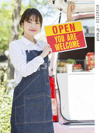 キッチンカー オープン 看板を持つ女性 キッチンカー オープン 看板を持つ女性 32528316