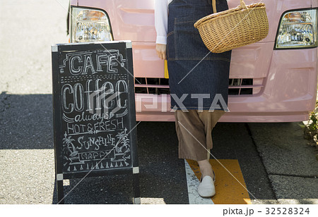キッチンカーを開店する女性 ポートレート キッチンカーを開店する女性 ポートレート 32528324