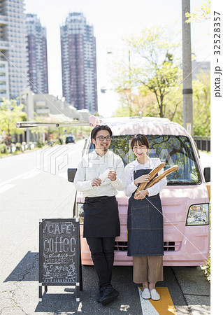 キッチンカーを開店する女性 ポートレート キッチンカーを開店する女性 ポートレート 32528357