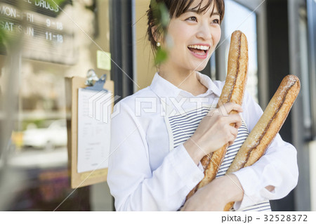 焼きたてフランスパンを持つ女性 32528372