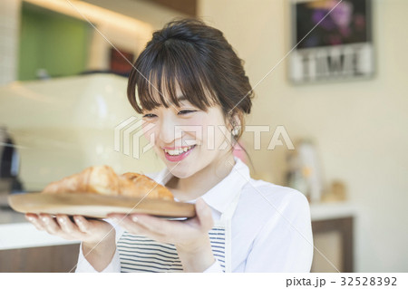 焼きたてパンを持つ女性 焼きたてパンを持つ女性 32528392