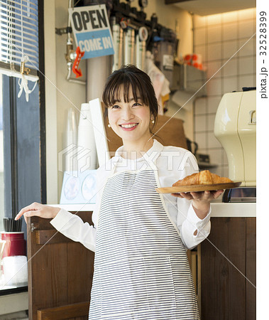 焼きたてパンを持つ女性 32528399