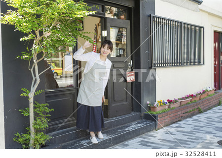 カフェを開店する女性 32528411