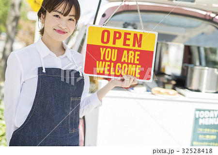 キッチンカー　オープン　看板を持つ女性 32528418