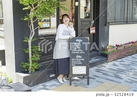 カフェを開店する女性 カフェを開店する女性 32528419