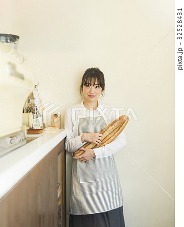 焼きたてフランスパンを持つ女性 32528431