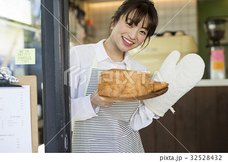 焼きたてパンを持つ女性 32528432