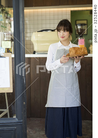 焼きたてパンを持つ女性 32528440