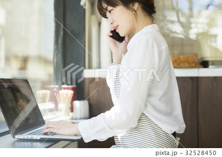 カフェ　ウェブページ　パソコンを操作する女性 32528450