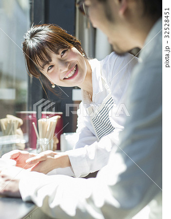 カフェを経営する女性 相談 会話 カフェを経営する女性 相談 会話 32528451
