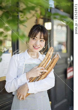 焼きたてフランスパンを持つ女性 32528471