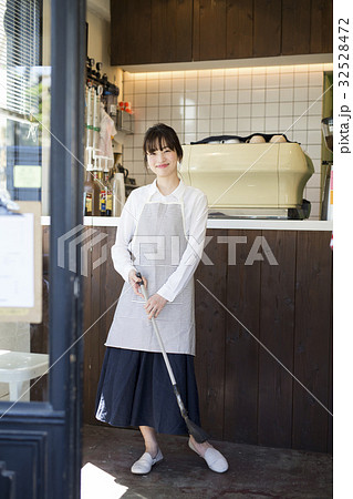 カフェ　開店準備をする女性 32528472
