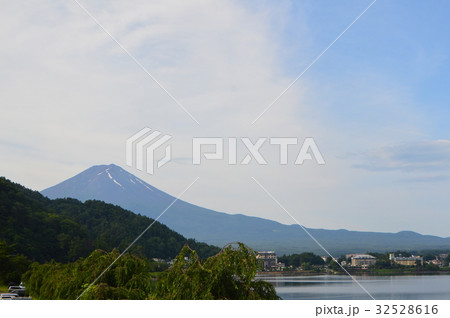 河口湖北岸から見た「富士山」（山梨県南都留郡富士河口湖町） 32528616