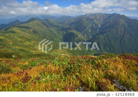 谷川連峰　武能岳山頂から朝日岳、巻機山へと続く上越国境稜線 32528968