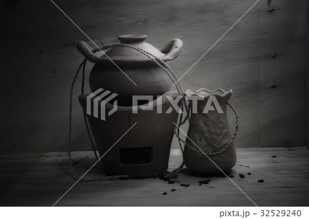 ceramic pot ceramic jar on still lift 32529240