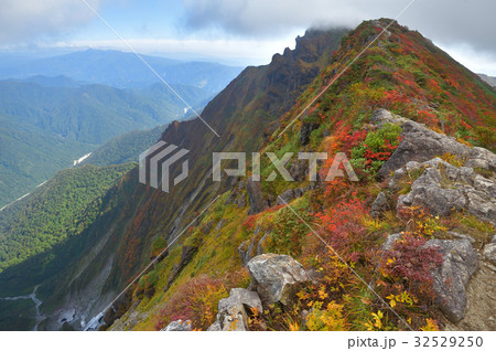 谷川連峰 一ノ倉岳付近より見た一ノ倉沢と谷川岳オキノ耳方面の写真素材