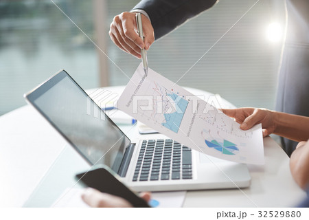 Discussing report Discussing report 32529880