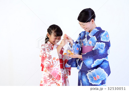 浴衣姿の親子 浴衣姿の親子 32530051